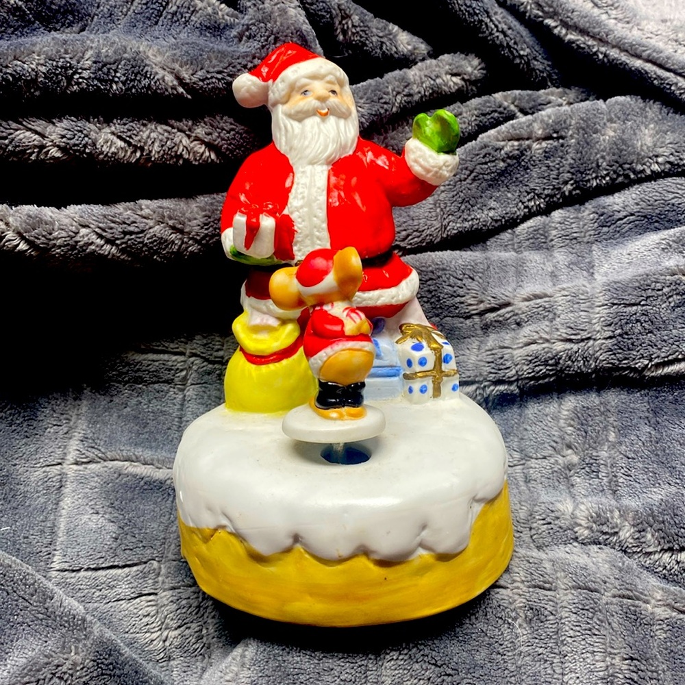 Vintage Santa/mouse  wind up music figure